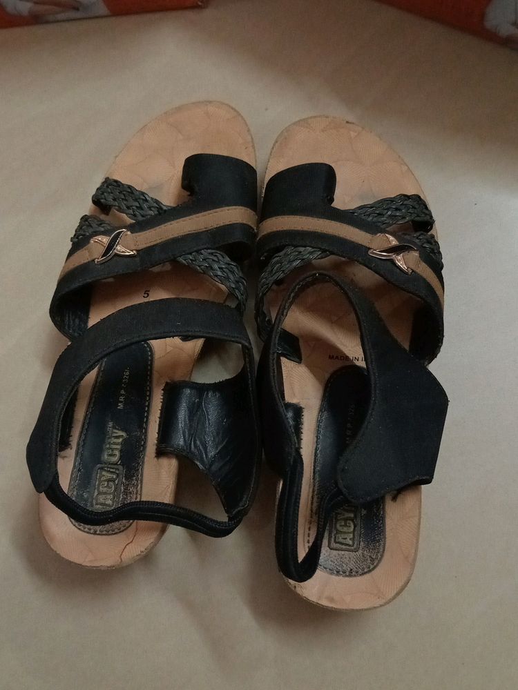 Girls sandal Black Colour In Good Condition