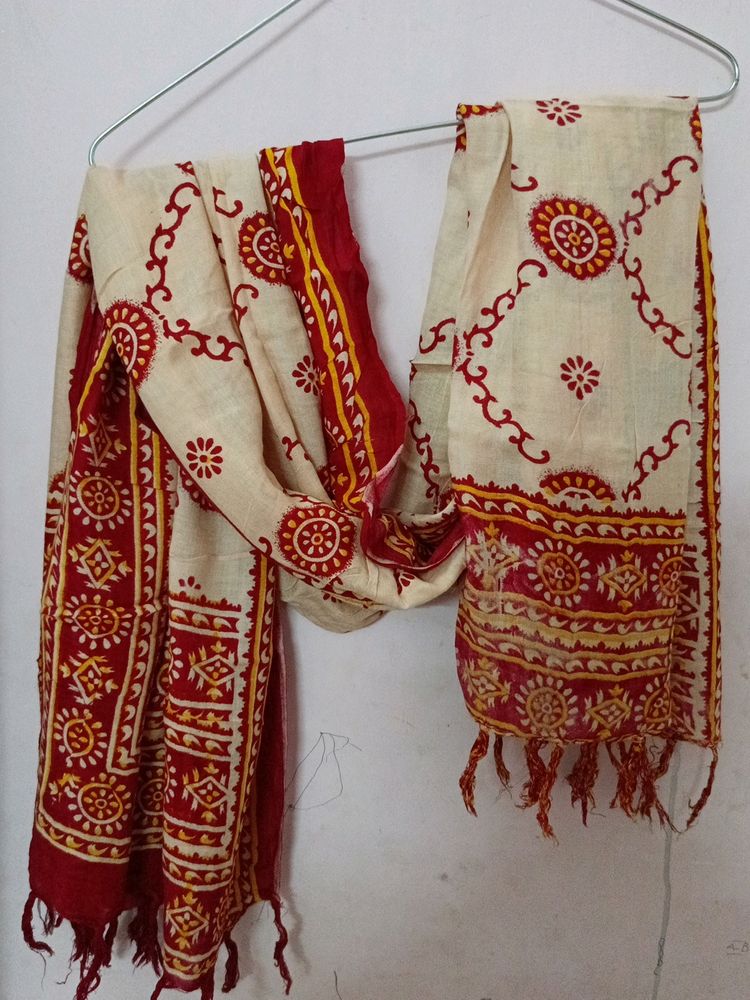 Dupatta combination Of Cream And Red