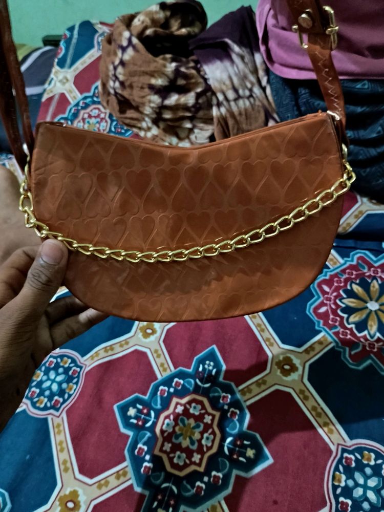 A Stylish Side Hanging Bag