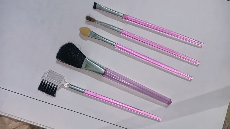 Set Of 5 Makeup Brushes