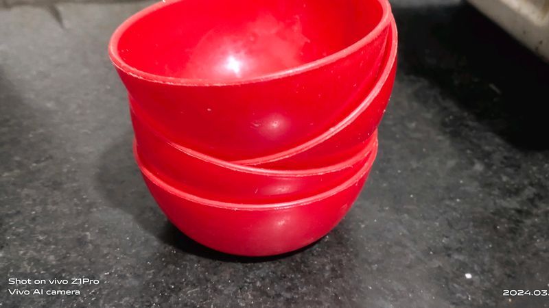 4 Small Bowls