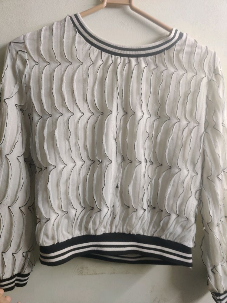 Cute Top With White And Black Contrast