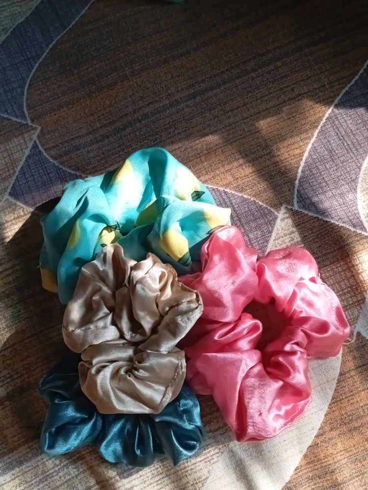 Pack of 4 Scrunchies♥