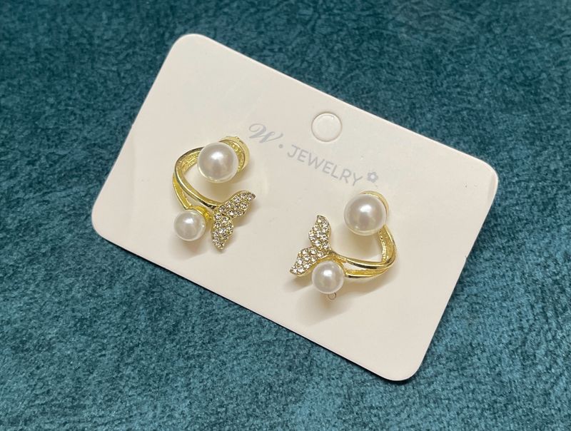 Hot Fish Tail Pearl Stud Earring