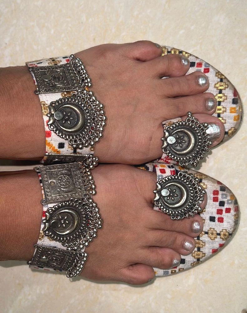 White Rajasthani Ethnic Flats