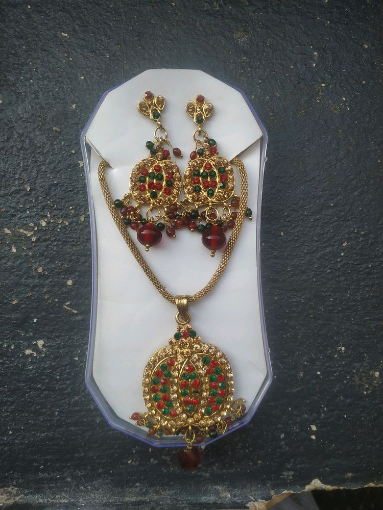 Set Of Chain Pendant With Earring