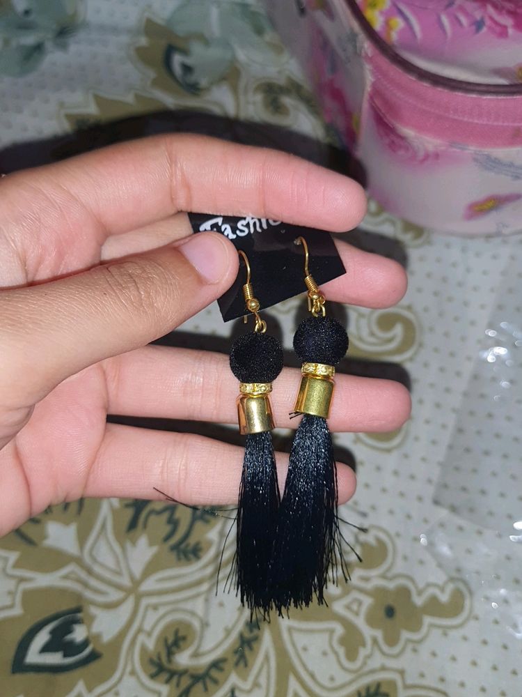 Black Gold Thread Earrings [New]