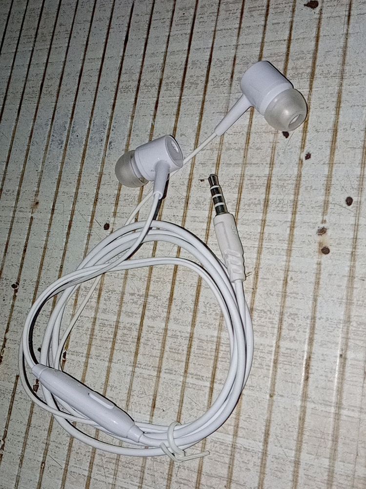 Earphone with mic , White color , earfit design