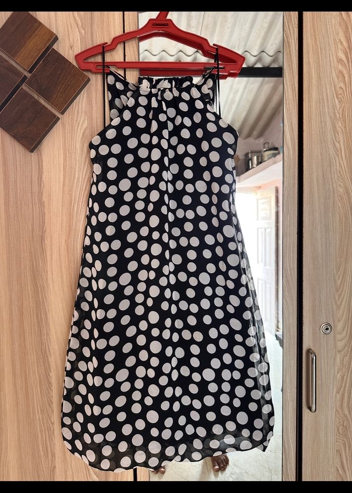 A Very Beautiful Black And  White Sleeveless Dress