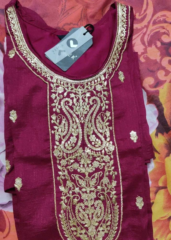 Combo Kundan Jhumka With Embroidered Kurti