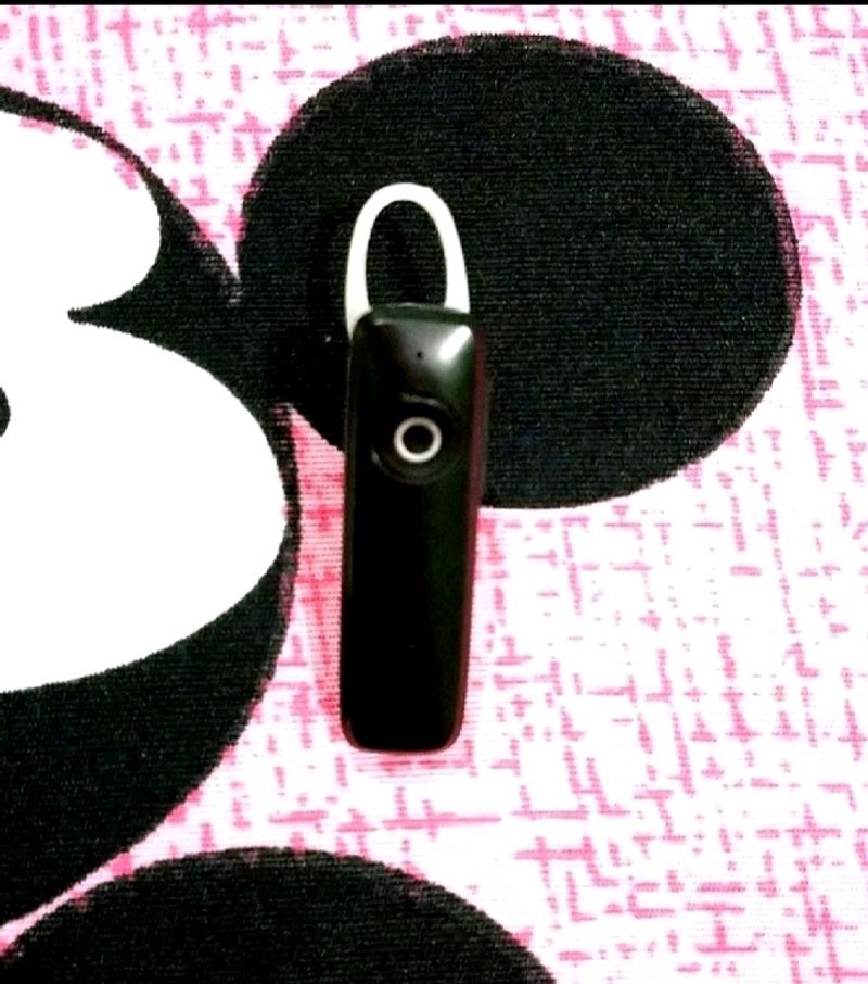 IT IS BLUETOOTH BLACK COLOR EARPHONE......