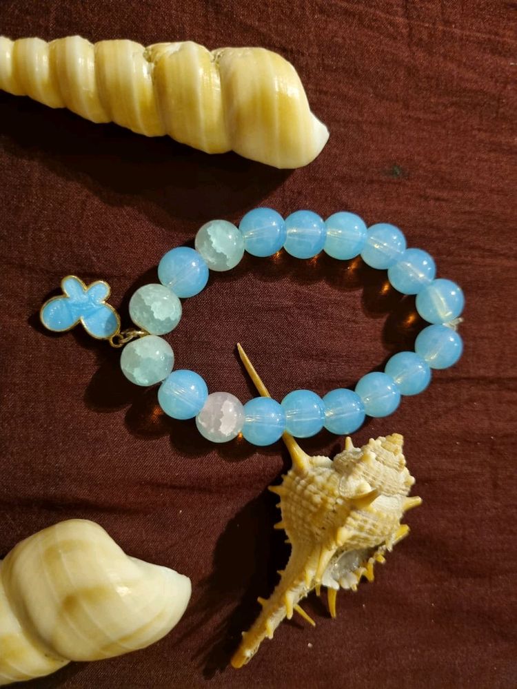 BLUE BEAD BRACELET WITH BUTTERFLY CHARM