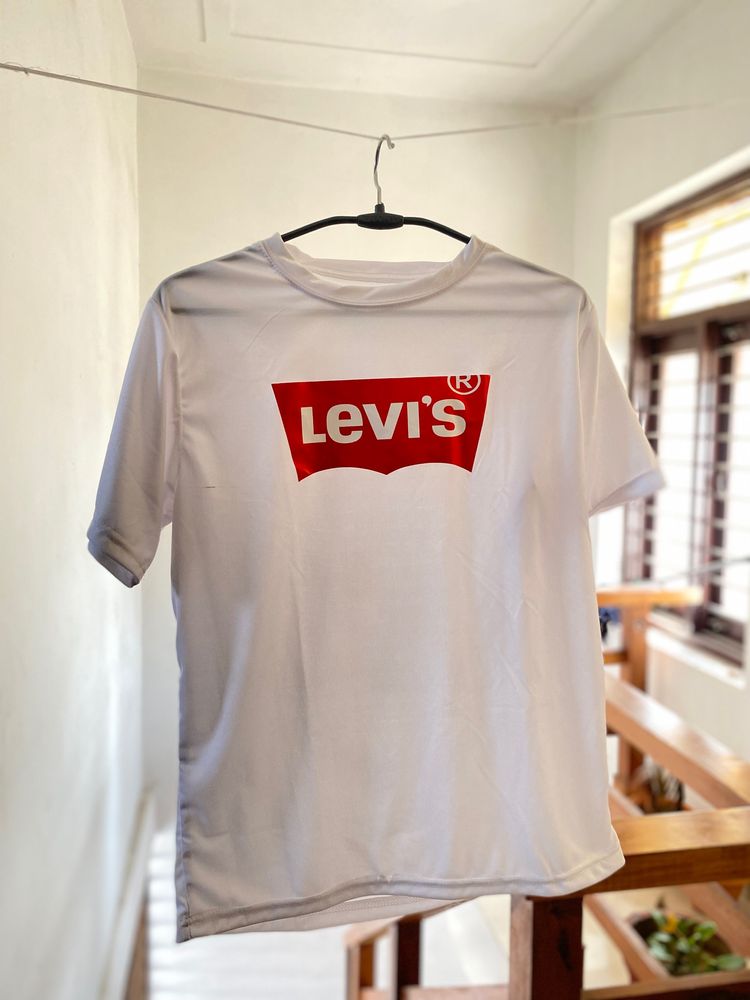 Dry Fit Levis Tshirt . Size L