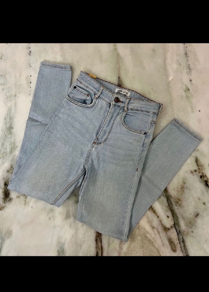 Price Drop!! Zara TRF Highwaisted Jeans