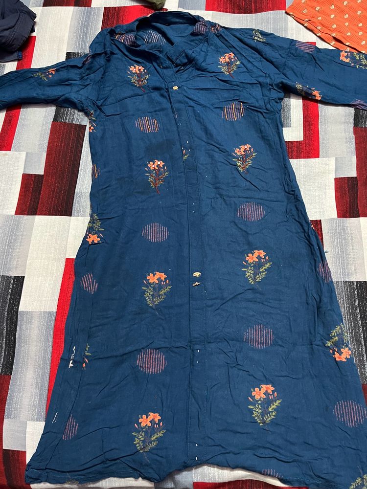 Blue Kurta With Flower Print On It For Women