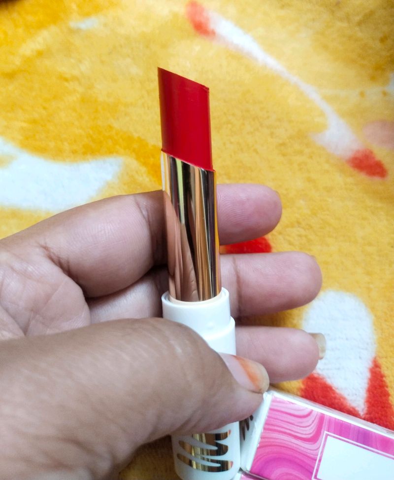 Lit Creamy Matte Lipstick ( Blood Red)