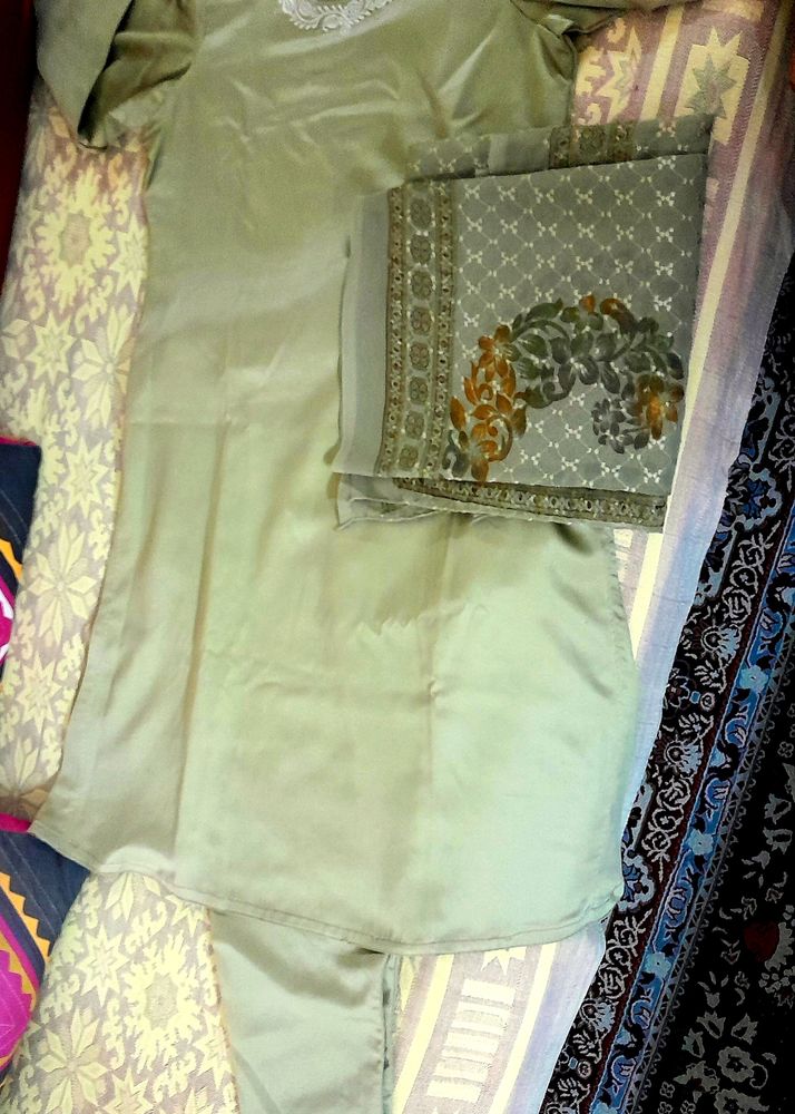 Satin Kurta Pajami & Chunni 😃Negotiable 😃