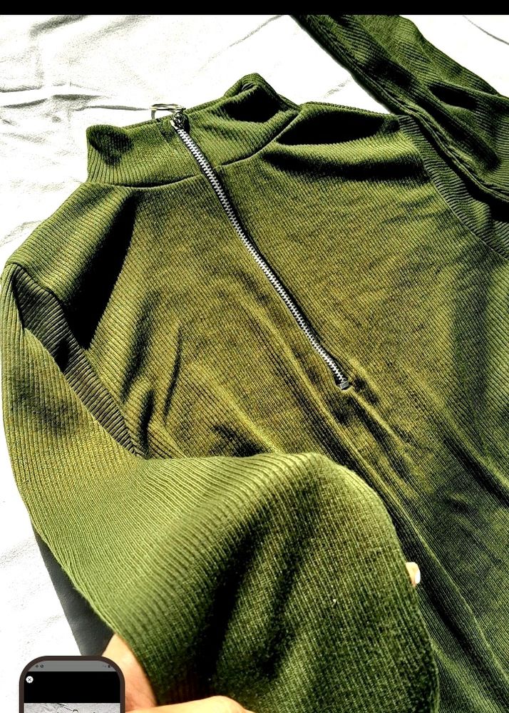 Olive Front Zipper Top 💚