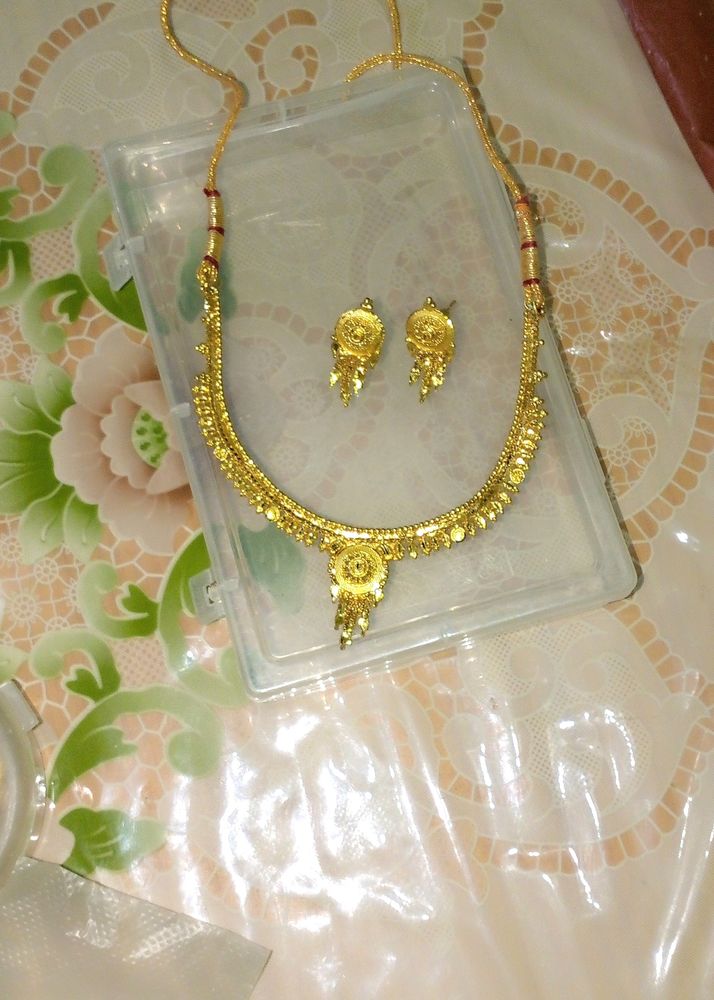 Golden necklace with earings