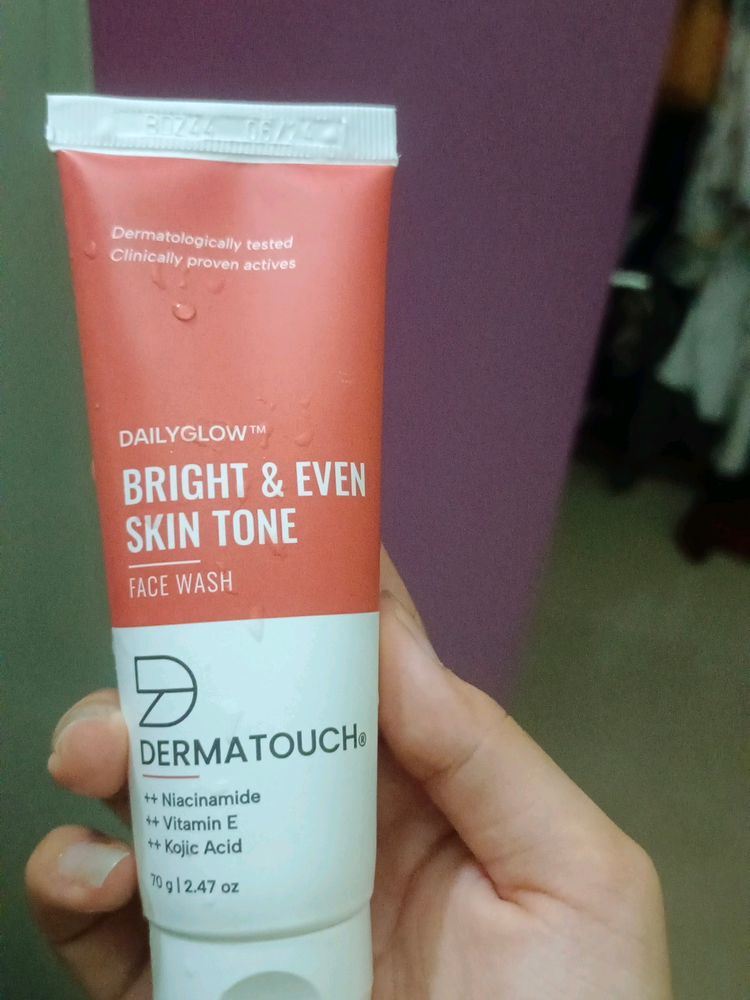 DERMATOUCH Daily Glow Face Wash