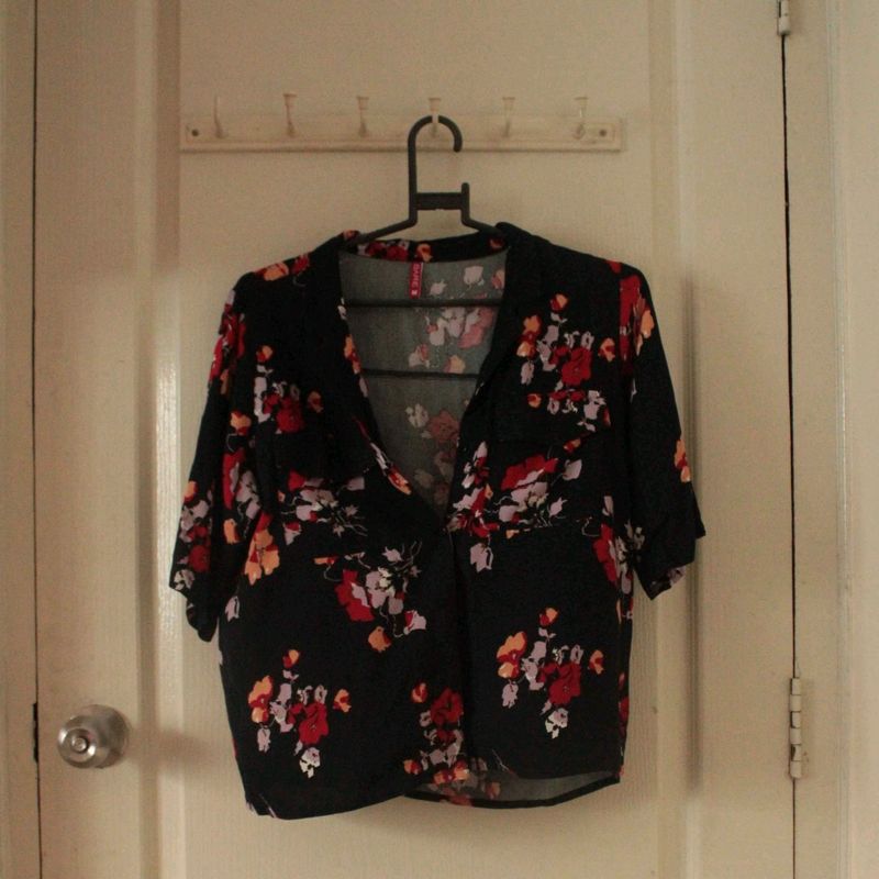 BLACK FLORAL CROPPED SHIRT