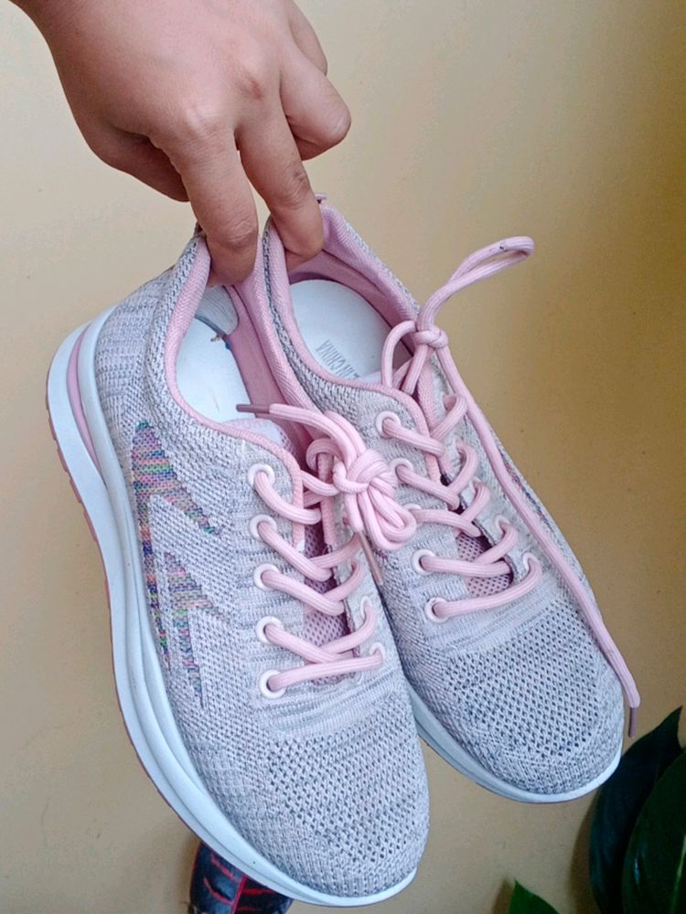pink sports shoes 👟