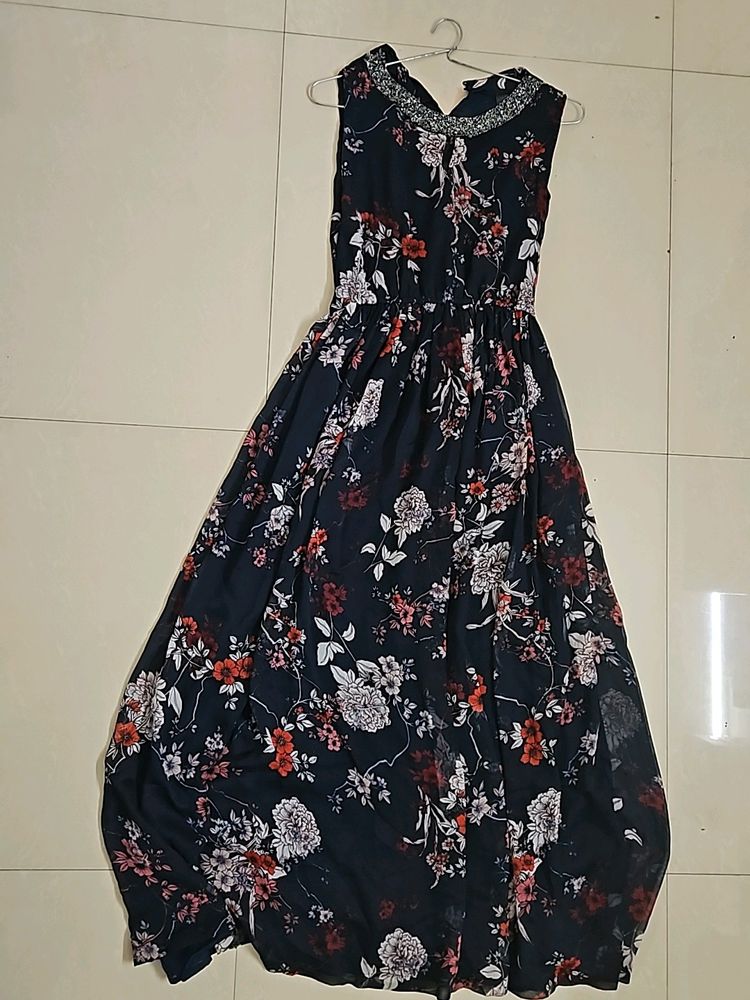 Selling Sleeveless Pretty Gown