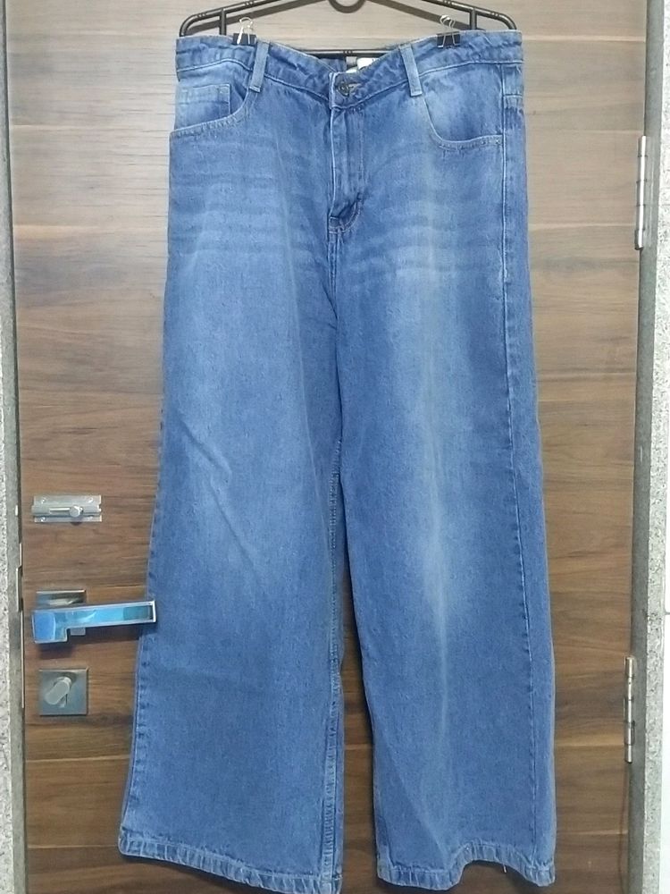 This Denim Mom Pant is from Max, 32 Inches Size With two pockets in front and two at back, It has belt loops, Zipper, one button, one sub pocket in front.