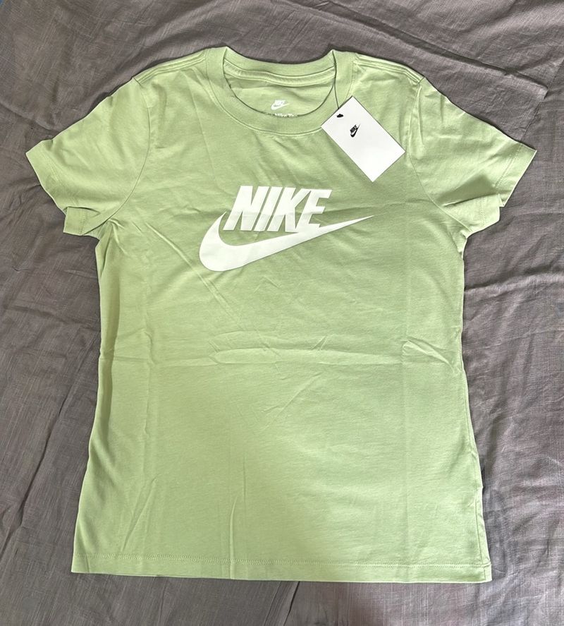 NIKE Sportswear Essentials Women's Logo T-Shirt