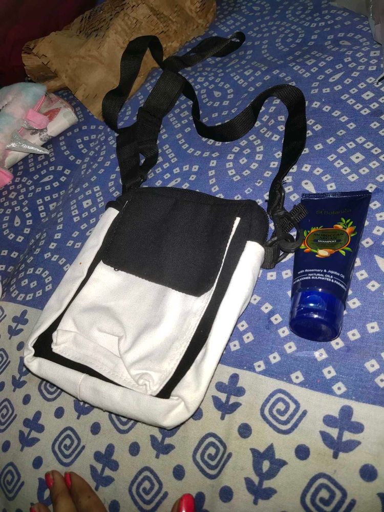 Women Sling Bag And Shampoo New