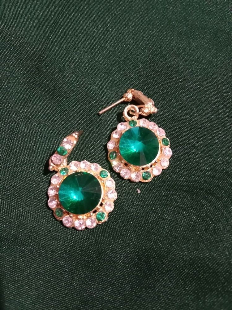 These are very beautiful green earrings