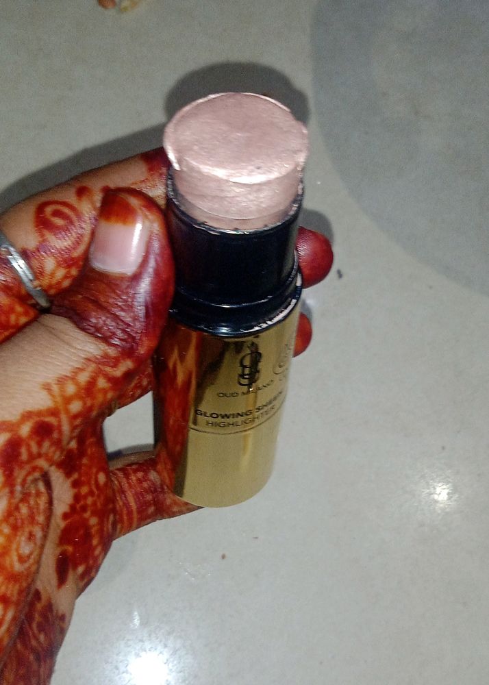 Oud Milano Glowing Sheen Highlighter With Blender