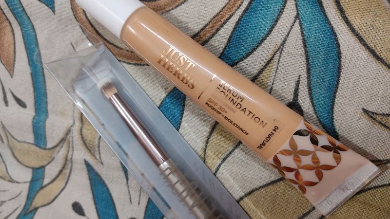 Eyeshadow Blending Brush + Foundation