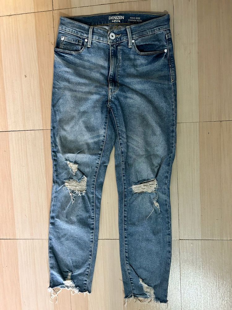 Levis Distressed Straight Fit Jeans