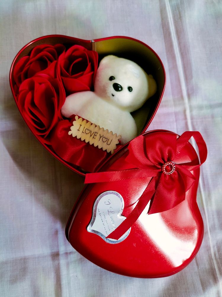 Valentine’s Day Love Box With Artificial Roses