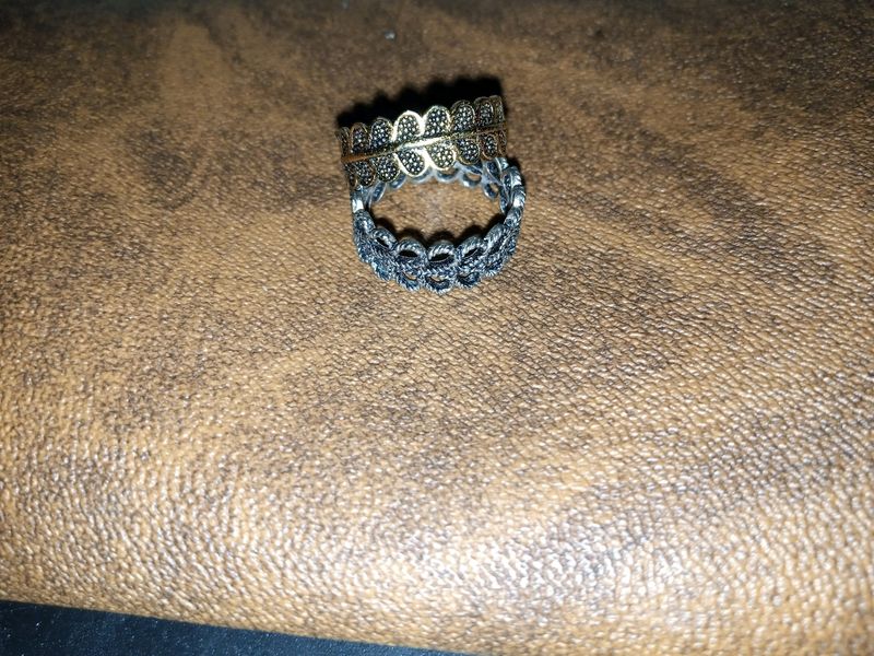 Matching Set Of 2 Artificial Rings Gold And Silver