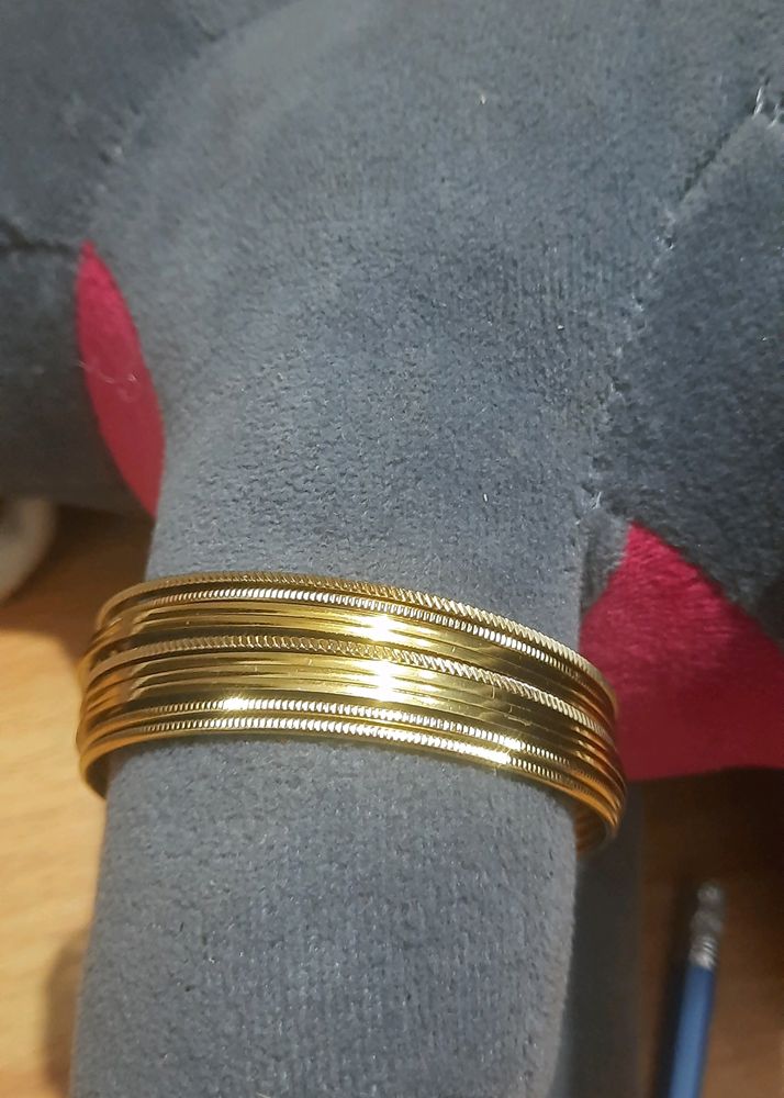 Gold colour metal bangle set