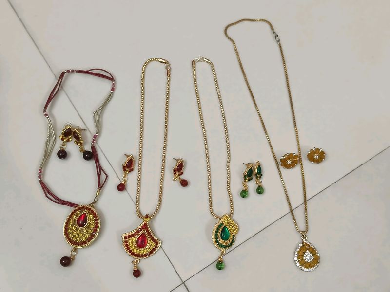 Pendent Set With Earrings 😍🤌🏻🪞Pack Of 4