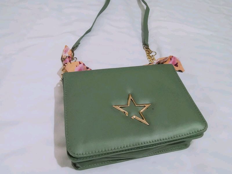 Classy Sling Bag 💚✨