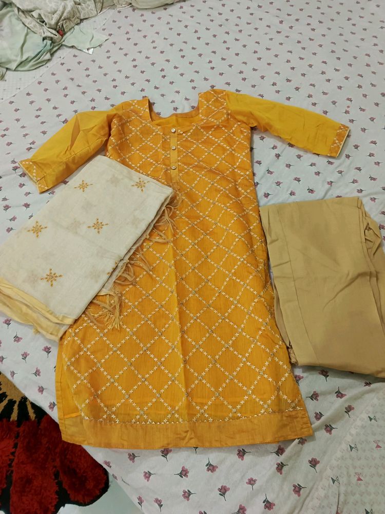 I Am Selling Kurta Set