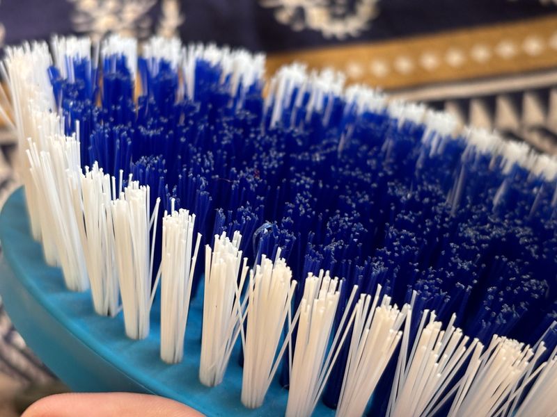 Cleaning Brush For Dazzling Clothes