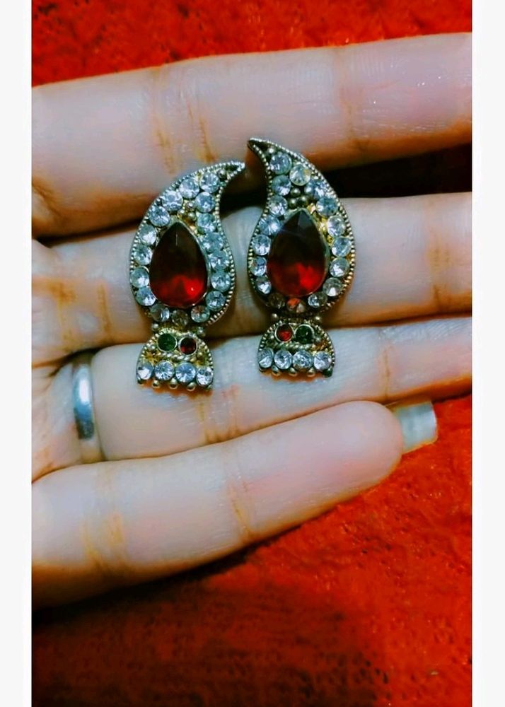 Maroon One Stoned Earring Piece