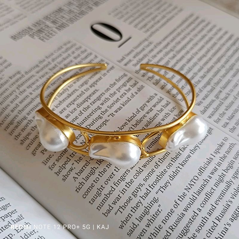 Artificial baroque pearl's Handcuff