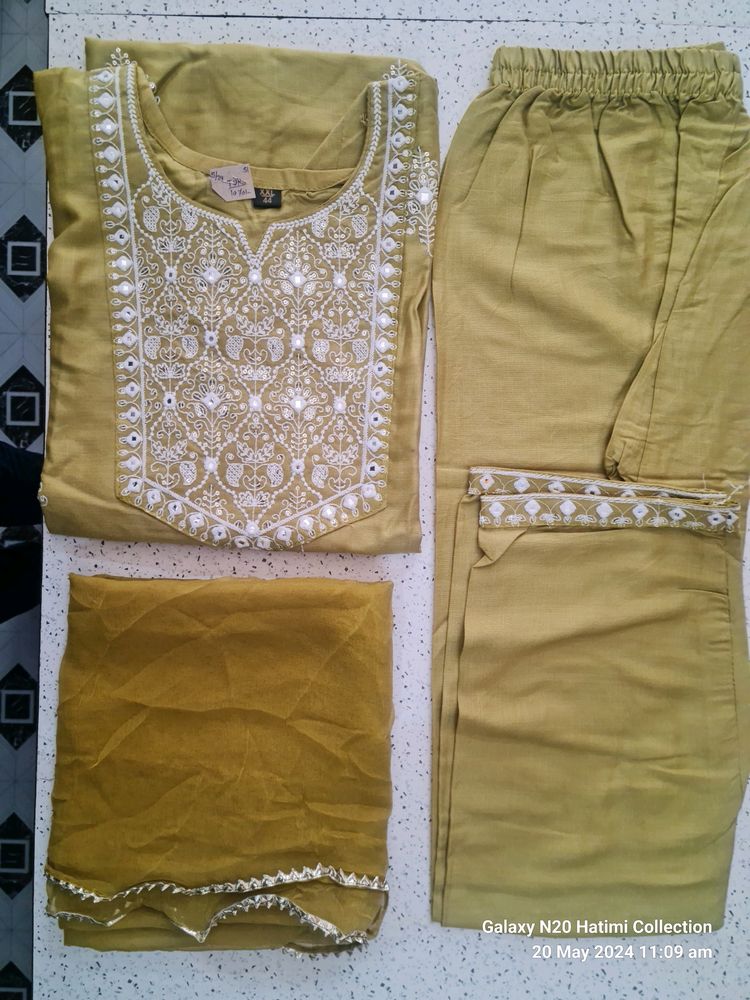 Kurta Pant Set With Chiffon Dupatta