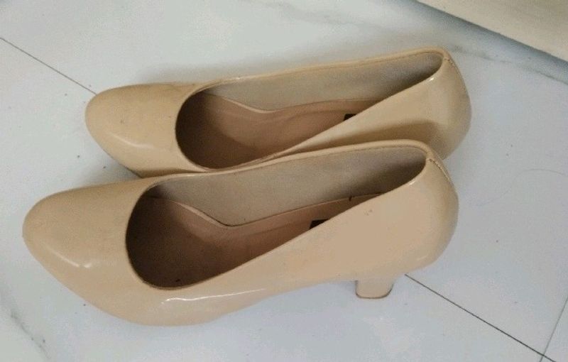 Nude Pumps/Heels