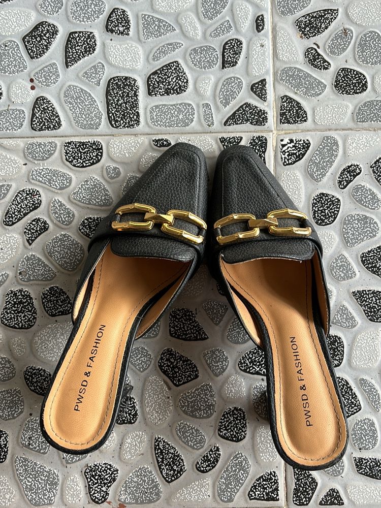 Black And Gold Colour Chain In Middle Heel