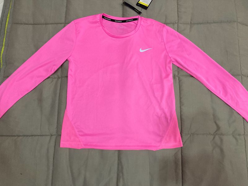 NIKERound-Neck T-shirt with Thumb Hole