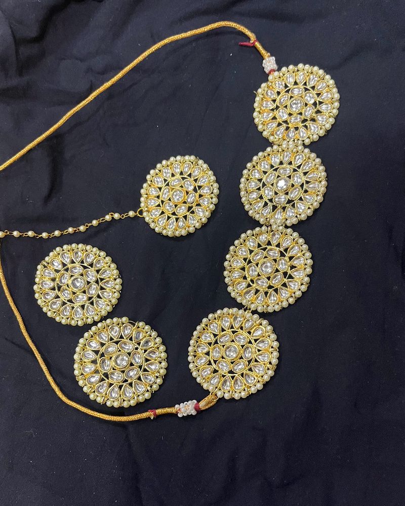 Choker Set With Earrings And Mangtika