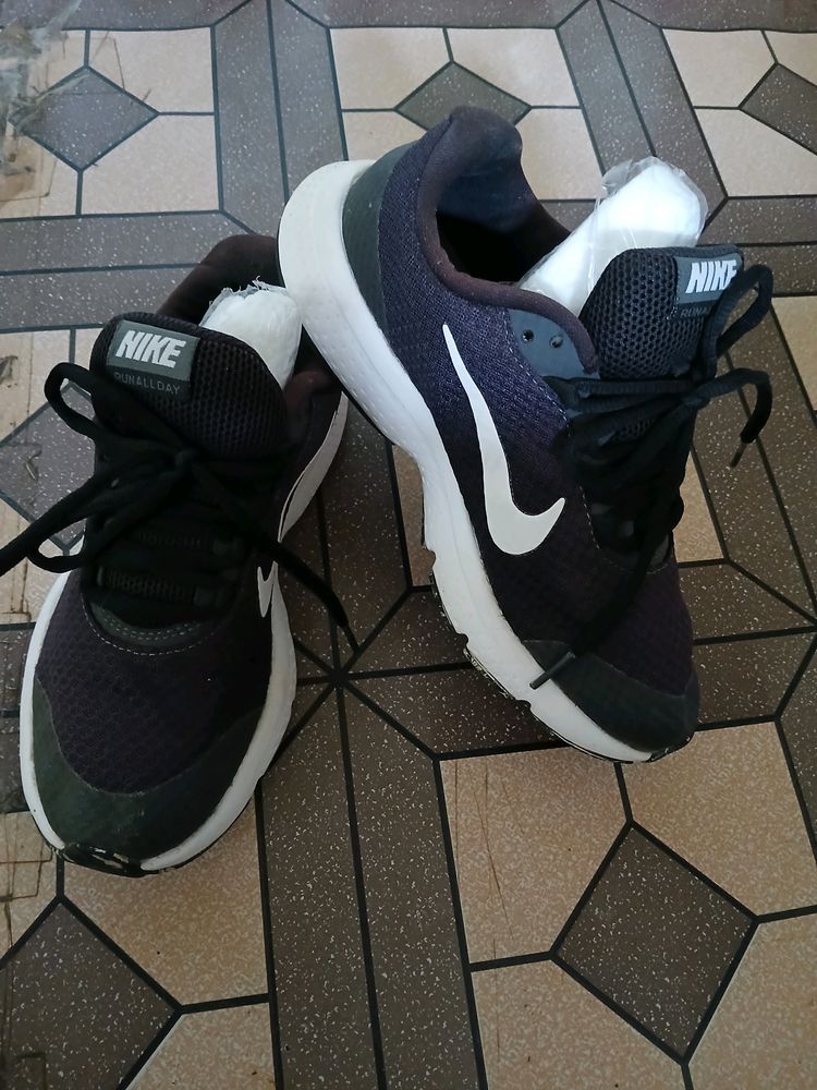 Nike Run All Day Sneaker