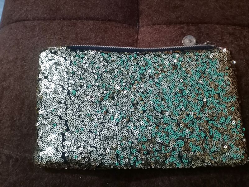 **ON SALE** Sequins Pouch... in golden color ! Goo